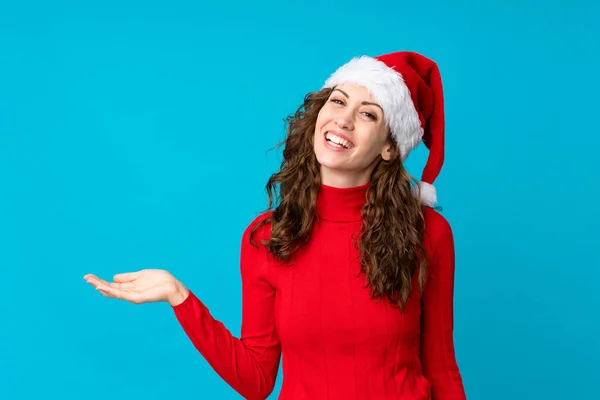 Meisje Met Kerstmuts Geïsoleerde Gele Achtergrond Met Copyspace Imaginair Palm — Stockfoto