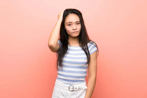 Adolescente Asiatique Fille Sur Fond Rose Isolé Avec Une Expression — Photo