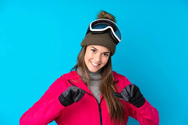 Teenager Lyžař Dívka Snowboarding Brýle Přes Izolované Modré Pozadí Hrdý — Stock fotografie