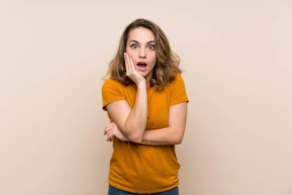 Jovem Loira Sobre Fundo Isolado Surpreendido Chocado Enquanto Olha Para — Fotografia de Stock