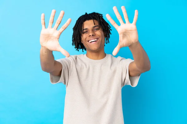 Mladý Africký Američan Přes Izolované Modré Pozadí Počítání Deset Prsty — Stock fotografie