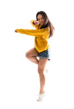 Izole beyaz arka plan üzerinde Genç Asyalı dansçı