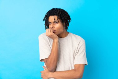 Genç Afro-Amerikalı bir adamın soyutlanmış mavi bir geçmişi var.