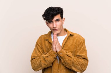 Tecrit edilmiş geçmişi olan genç Arjantinli bir adam avuç içlerini bir arada tutuyor. İnsan bir şey ister.