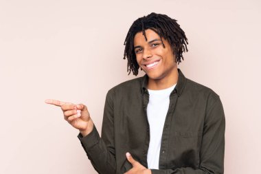 Genç Afro-Amerikalı bir adam izole edilmiş arka planda.