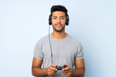 Videogames oynarken izole arka plan üzerinde genç yakışıklı adam