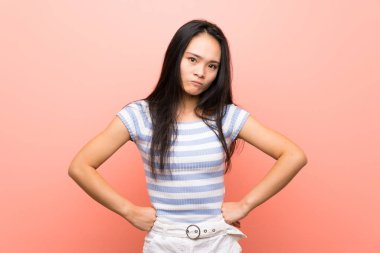 Asyalı ergen bir kız soyutlanmış pembe bir geçmişi var.