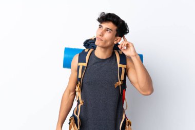 Arjantinli genç yürüyüşçü, izole edilmiş beyaz arka planda şüpheleri ve şaşkın bir yüz ifadesi var.