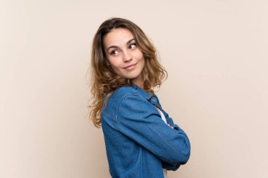 Izole arka plan üzerinde genç sarışın kadın gülüyor