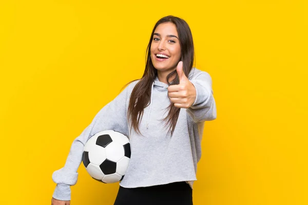 Młoda Piłkarka Kobieta Odizolowanym Żółtym Tle Kciukami Górze Stało Się — Zdjęcie stockowe