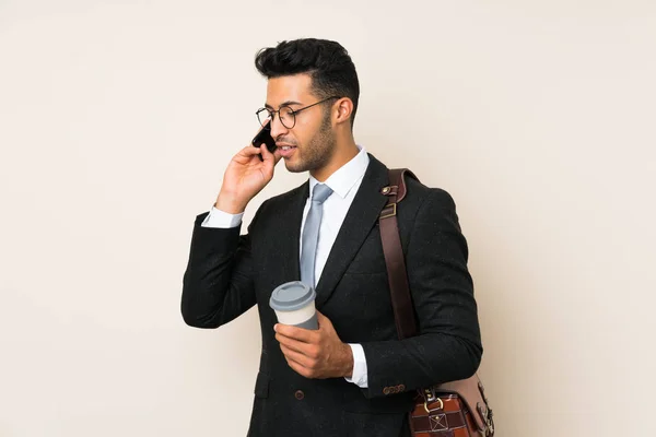 Jonge Knappe Zakenman Man Houdt Koffie Weg Nemen Geïsoleerde Achtergrond — Stockfoto