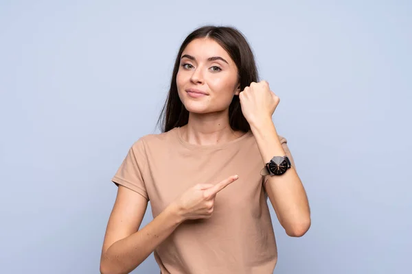 Jeune Femme Sur Fond Bleu Isolé Montrant Montre Main — Photo