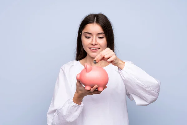 Giovane Donna Isolato Sfondo Blu Che Tiene Grande Salvadanaio — Foto Stock