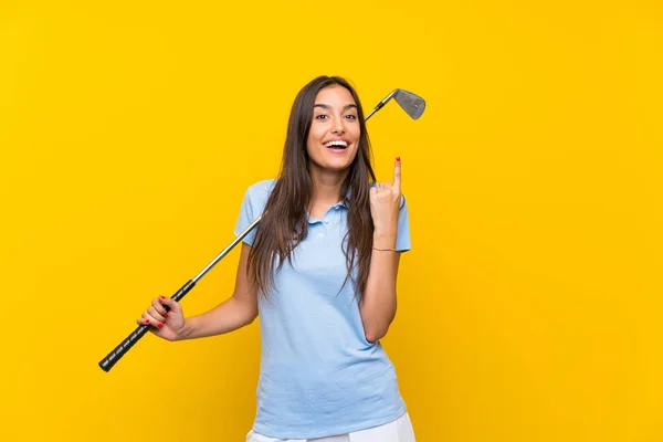 Joven Golfista Mujer Sobre Aislada Pared Amarilla Señalando Una Gran —  Fotos de Stock