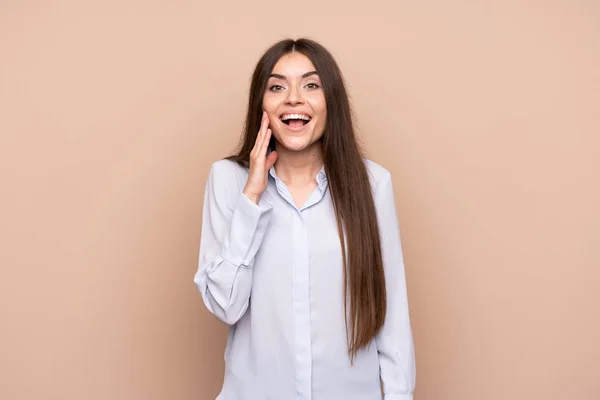 Junge Frau Mit Überraschendem Und Schockiertem Gesichtsausdruck — Stockfoto