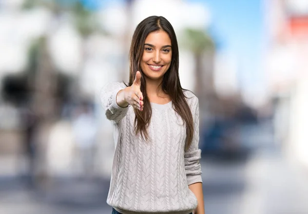 Junge Hispanische Brünette Frau Beim Händeschütteln Für Ein Gutes Geschäft — Stockfoto