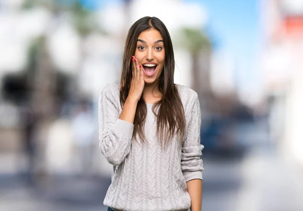 Junge Hispanische Brünette Frau Mit Überraschung Und Schockiertem Gesichtsausdruck Freien — Stockfoto