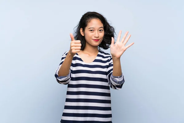 Asiática Joven Mujer Sobre Aislado Azul Fondo Contando Seis Con —  Fotos de Stock