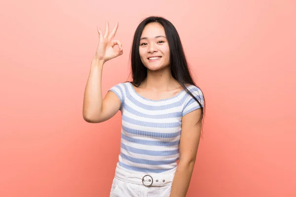 Tini Ázsiai Lány Felett Elszigetelt Rózsaszín Háttér Meglepett Azt Mutatja — Stock Fotó