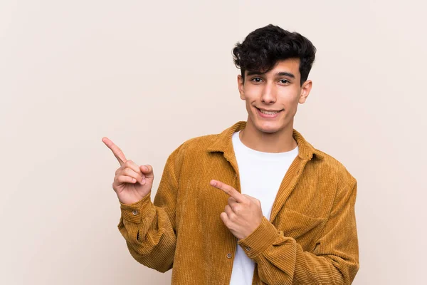 Ung Argentinsk Man Över Isolerad Bakgrund Rädd Och Pekar Sidan — Stockfoto