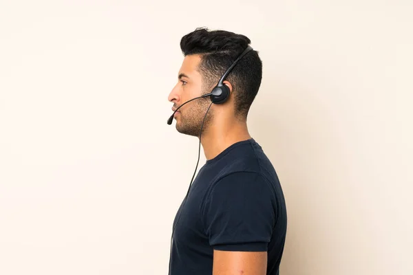 Junger Gutaussehender Mann Über Isoliertem Hintergrund Der Mit Headset Arbeitet — Stockfoto