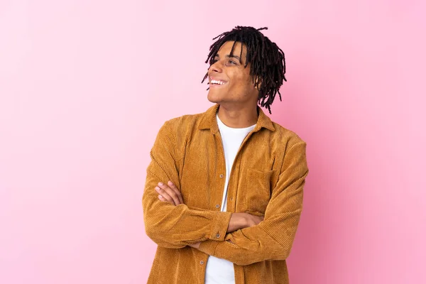 Junger Afrikanisch Amerikanischer Mann Mit Cordjacke Über Isoliertem Rosa Hintergrund — Stockfoto