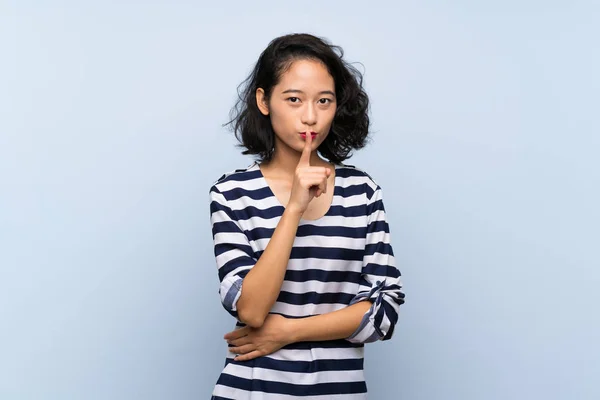 Ázsiai Fiatal Izolált Kék Háttér Mutatja Jelét Csend Gesztus Üzembe — Stock Fotó