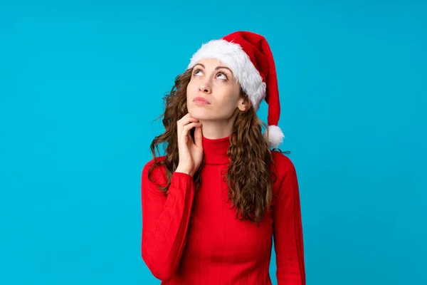 Menina Com Chapéu Natal Sobre Fundo Amarelo Isolado Pensando Uma — Fotografia de Stock