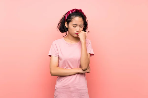 Asiática Joven Mujer Sobre Aislado Rosa Fondo Tener Dudas —  Fotos de Stock
