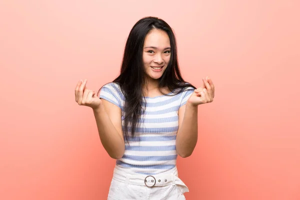 Tini Ázsiai Lány Felett Elszigetelt Rózsaszín Háttér Hogy Pénzt Gesztus — Stock Fotó