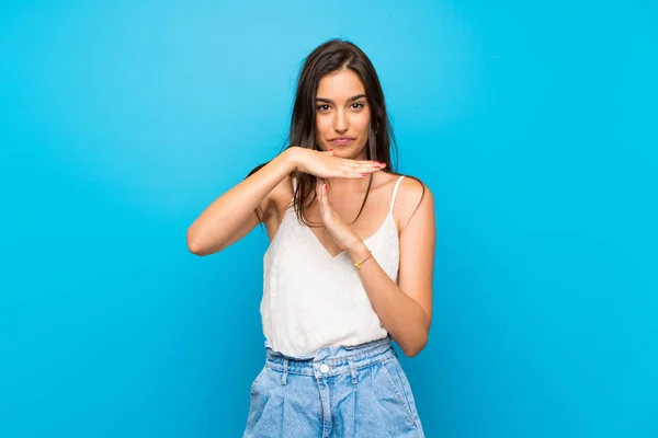 Mujer Joven Sobre Fondo Azul Aislado Haciendo Gesto Tiempo Fuera — Foto de Stock