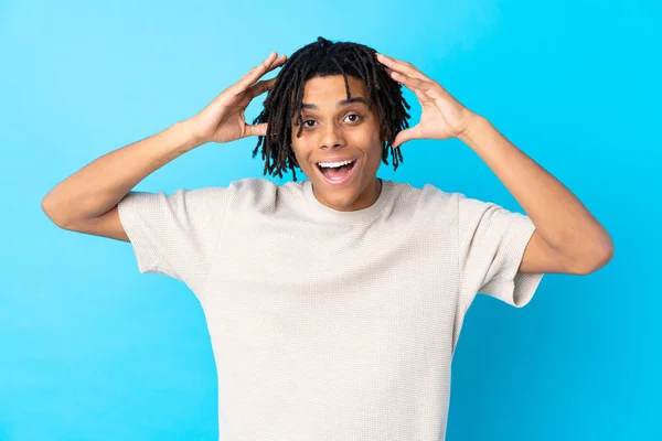 Jonge Afro Amerikaanse Man Geïsoleerde Blauwe Achtergrond Met Verrassingsexpressie — Stockfoto