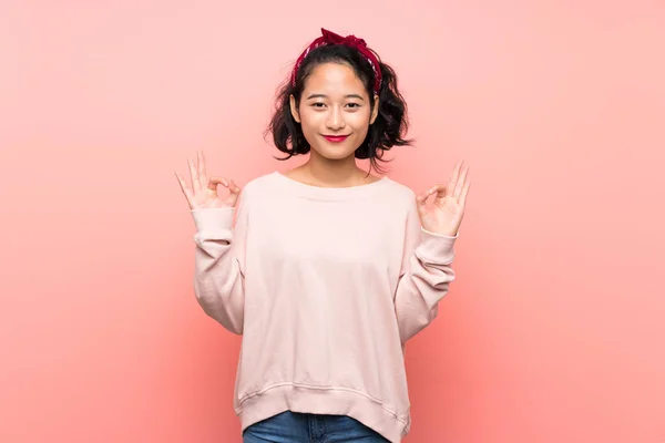 Asiática Joven Mujer Sobre Aislado Rosa Fondo Zen Pose — Foto de Stock