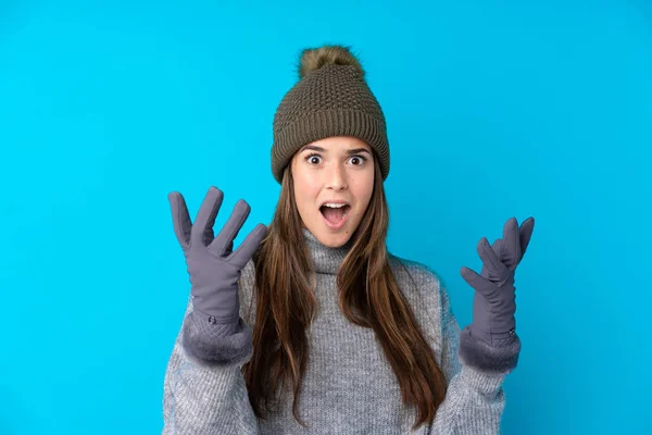 Teenager Mädchen Mit Wintermütze Über Isoliertem Blauem Hintergrund Mit Überraschendem — Stockfoto