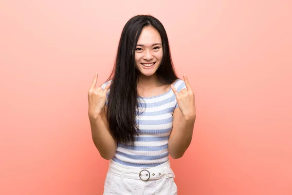 Tini Ázsiai Lány Felett Elszigetelt Rózsaszín Háttér Hogy Rock Gesztus — Stock Fotó