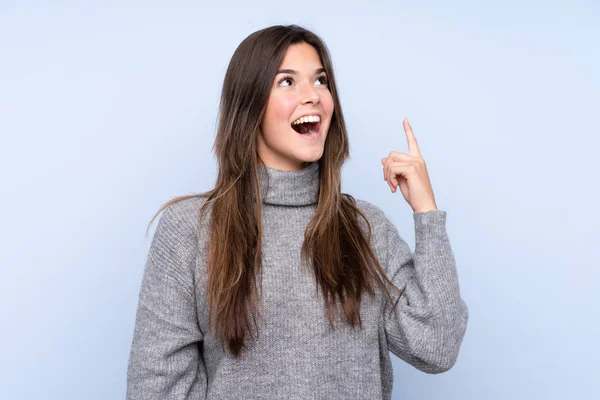 Teenager Brasilianische Mädchen Über Isolierten Blauen Hintergrund Zeigt Nach Oben — Stockfoto