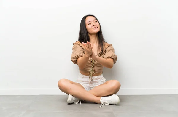 Adolescente Asiático Menina Sentado Chão Aplaudindo — Fotografia de Stock