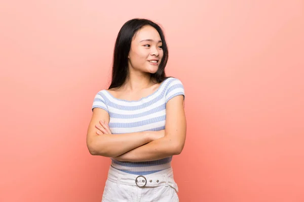 Adolescente Asiático Menina Sobre Isolado Rosa Fundo Feliz Sorrindo — Fotografia de Stock