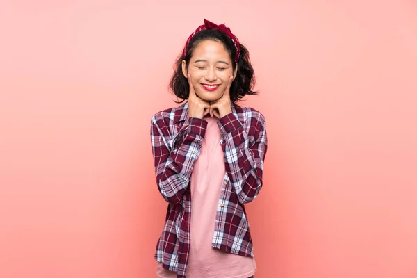 고립된 분홍색 배경으로 행복하고 표정으로 아시아의 — 스톡 사진