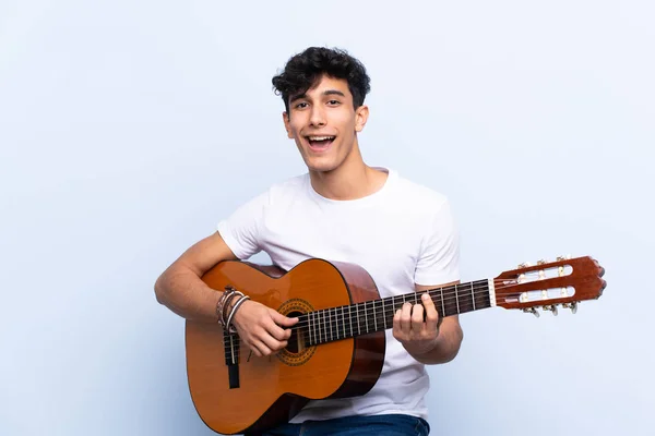 Jonge Argentijnse Man Met Gitaar Geïsoleerde Blauwe Achtergrond Viert Een — Stockfoto