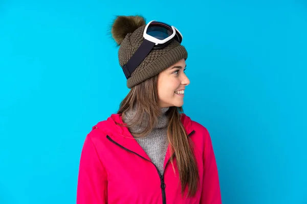 Teenager Lyžař Dívka Snowboarding Brýle Přes Izolované Modré Pozadí Při — Stock fotografie