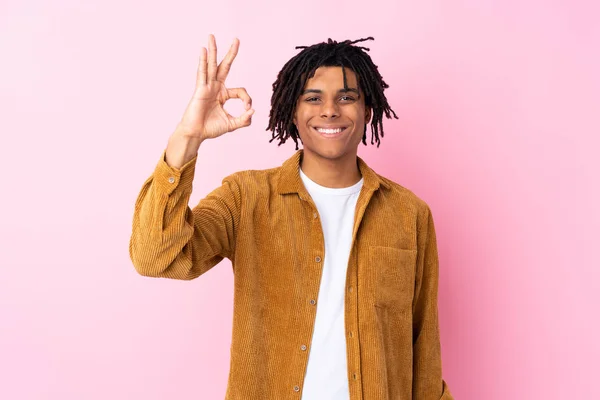 Giovane Uomo Afroamericano Con Giacca Velluto Coste Isolato Sfondo Rosa — Foto Stock