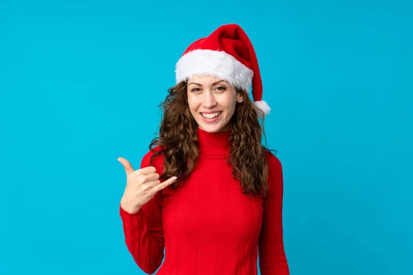 Meisje Met Kerst Hoed Geïsoleerde Gele Achtergrond Maken Telefoon Gebaar — Stockfoto