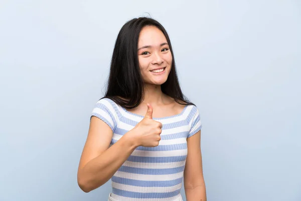 Tini Ázsiai Lány Izolált Kék Háttér Egy Hüvelykujj Fel Gesztus — Stock Fotó