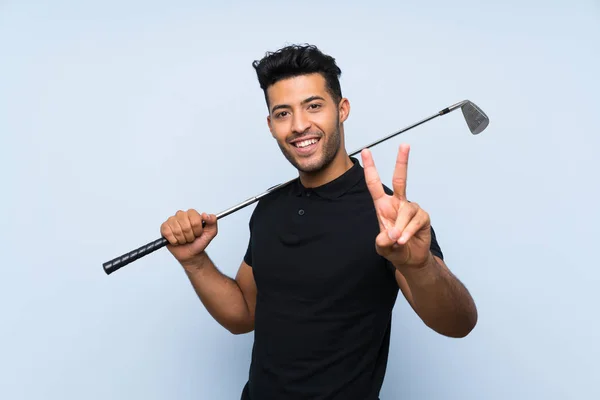 Guapo Joven Jugando Golf Sobre Fondo Azul Aislado Sonriendo Mostrando —  Fotos de Stock