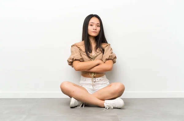 Підліток Азіатська Дівчина Сидить Підлозі Тримаючи Руки Схрещеними — стокове фото
