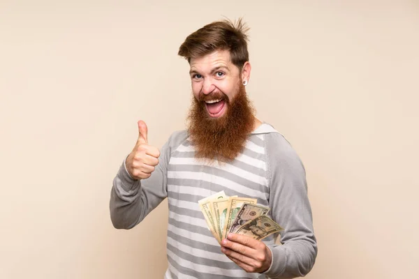 Ruiva Homem Com Longa Barba Sobre Fundo Isolado Tendo Monte — Fotografia de Stock