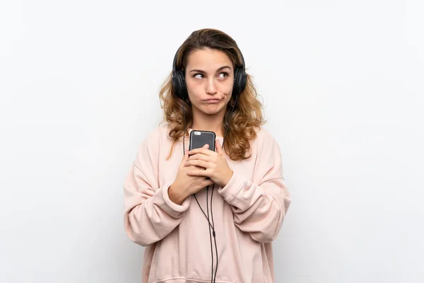 Jeune Femme Blonde Utilisant Mobile Avec Des Écouteurs Pensée — Photo