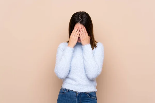 Mujer Joven Sobre Fondo Aislado Con Expresión Cansada Enferma —  Fotos de Stock