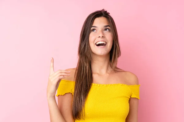 Teenager Brasilianische Mädchen Über Isolierten Rosa Hintergrund Zeigt Nach Oben — Stockfoto